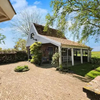Idyllisch en knus huisje met prachtige veranda.