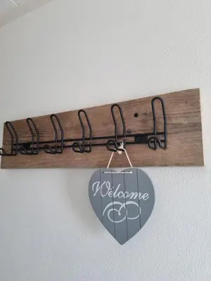 a wooden clipboard with a heart hanging on a wall at Hemmer Hoeve in Hem