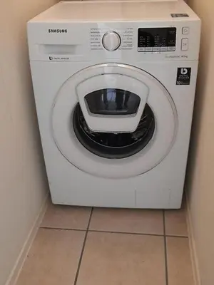 a washing machine with a microwave on top of it at Hemmer Hoeve in Hem