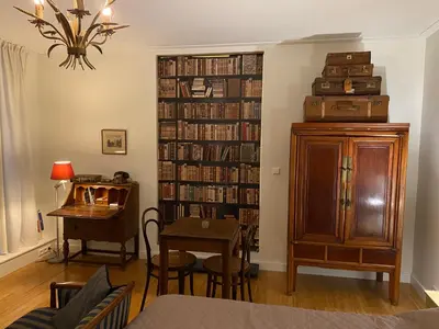 a living room with a book shelf filled with books at King Suite Centre Alkmaar in Alkmaar