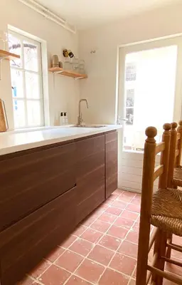 a kitchen with a sink and a window at Casita aan Zee 2 slaapkamers 2 badkamers 3 min van zee in Zandvoort