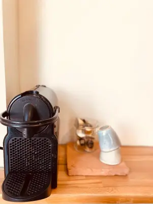 a black cup sitting on top of a wooden table at Casita aan Zee 2 slaapkamers 2 badkamers 3 min van zee in Zandvoort