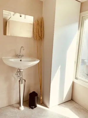 a bathroom with a sink and a mirror at Casita aan Zee 2 slaapkamers 2 badkamers 3 min van zee in Zandvoort