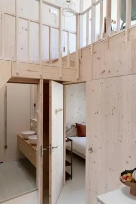 a room with a bunk bed and a bathroom at Noorderbed in Amsterdam