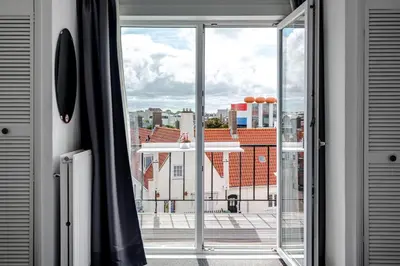 an open window with a view of a city at familie Zwinkels in Zandvoort