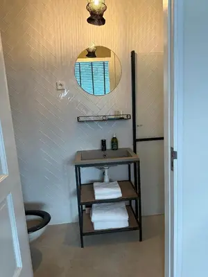 a bathroom with a sink and a mirror at trendy boutique appartement vlak bij Amsterdam in Rijnsaterwoude