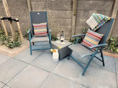 two chairs and a table with a bottle of wine at Het Zonnetje in Wijk aan Zee