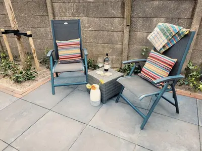 two chairs and a table with a bottle of wine at Het Zonnetje in Wijk aan Zee