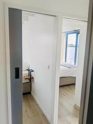 a room with a mirror and a bed and a window at 6 personen luxe houseboat Splendid Monnickendam nabij Amsterdam in Monnickendam