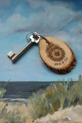 a wooden keychain with a metal key chain at B&B Zee-en-Zo Noordwijk in Noordwijk