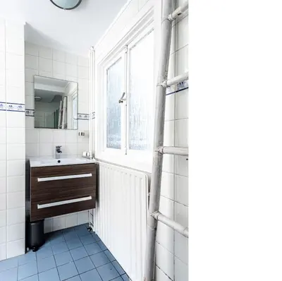 a bathroom with a sink and a window at Studio en deluxe appartement Blueberry in Zandvoort
