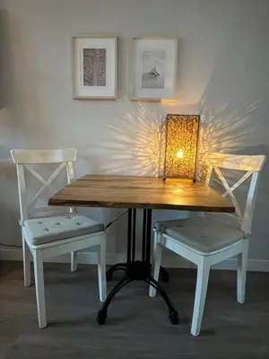 a table and two chairs with a lamp on it at Studio en deluxe appartement Blueberry in Zandvoort