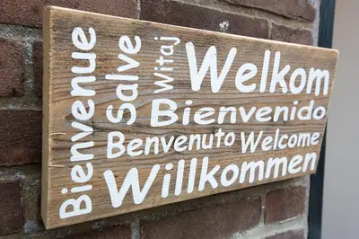 a sign on the side of a brick wall at Bed & Breakfast De Vier Seizoenen in Lisse