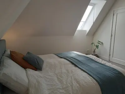 a bedroom with a large bed with a window at B&B Suyder Cogge in Hem