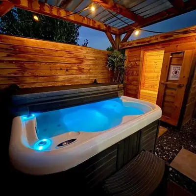 Wellness bungalow with jacuzzi &sauna&private garden near Amsterdam