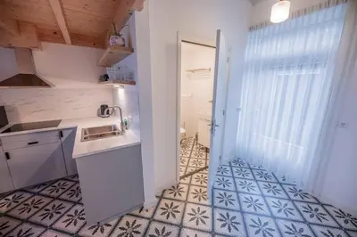 a kitchen with a sink and a counter top at 't Pekelhuis - Vakantiehuisje op boerderij Huize Blokland in Hem
