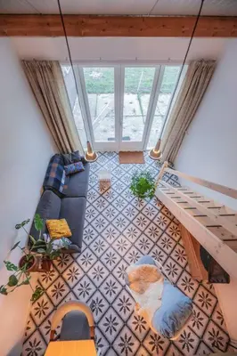an overhead view of a living room with a couch at 't Pekelhuis - Vakantiehuisje op boerderij Huize Blokland in Hem