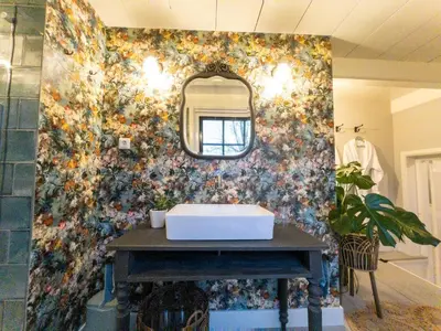 a bathroom with a sink and a mirror at Bed & Breakfast [H]eerlijk! in De Kwakel