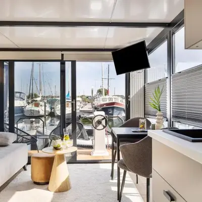 Cosy tiny houseboats near beach and restaurants by Weltevreden Experience