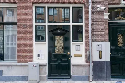 a green door on a brick building at Golden Mansion Apartment Hotel in Amsterdam