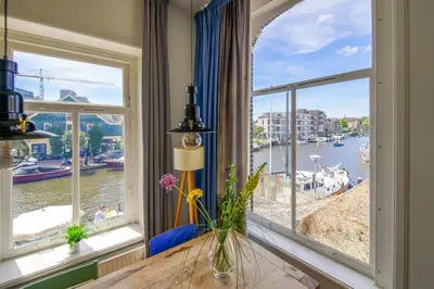 a room with a window with a view of the water at 2L De Volharding in Leiden