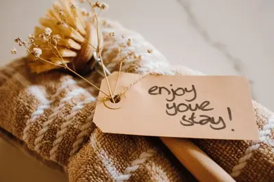 a sign that says enjoy you stay on a hat at Luxe stolpboerderij vol sfeer én authentieke details voor 4 in Twisk in Twisk
