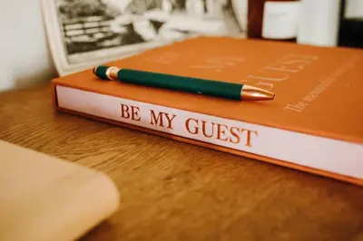 a green pen sitting on top of a book at Luxe stolpboerderij vol sfeer én authentieke details voor 4 in Twisk in Twisk