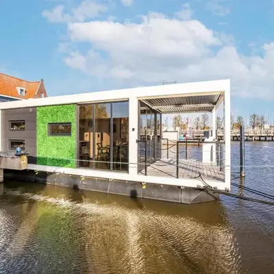 Beautiful houseboat with shared pool