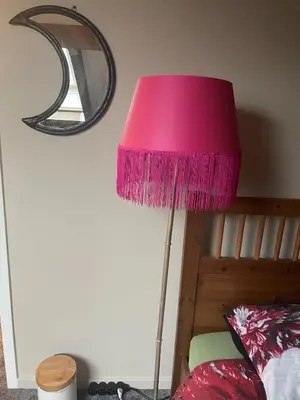 a pink lamp sitting next to a bed at Luxe in stiltegebied tussen loslopende Alpaca’s in Eemdijk