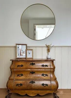a dresser in a room with a mirror at - Het Kleine Nest - nabij het meer, strand & Keukenhof in Noordwijkerhout