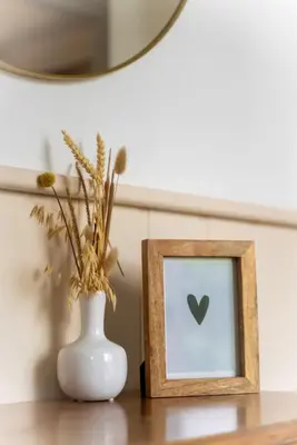 a picture of a vase and a picture of a heart at - Het Kleine Nest - nabij het meer, strand & Keukenhof in Noordwijkerhout