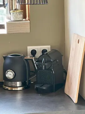 a kitchen with a blender and a stove at Boutique appartement vlak bij Amsterdam in Rijnsaterwoude
