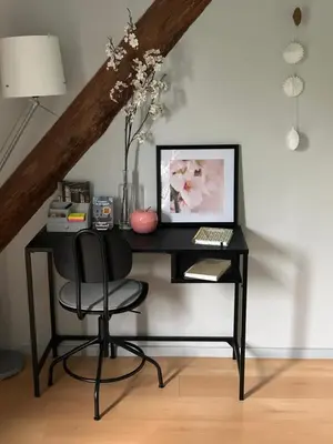 a desk with a computer and a chair in a room at Bed en Breakfast In het Fruit in Zuidoostbeemster