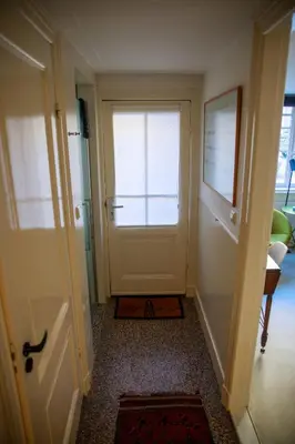 a hallway with a door with a window at Obrecht Welcome in Utrecht