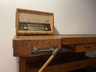 an old radio sitting on top of a wooden table at Villa La Chatelaine in Egmond aan Zee