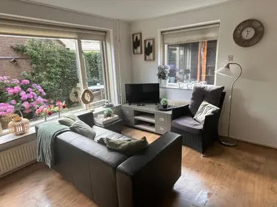 a living room with a couch and a window at Heerlijk Huisje in Bergen in Bergen
