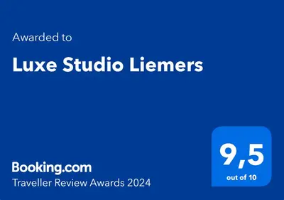 a blue screen with the textouched to lake studio learners at Luxe Studio Liemers in Lelystad