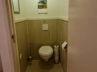a small bathroom with a toilet in a stall at Klein Middelweg in Uitgeest