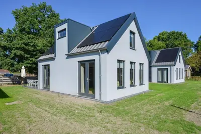 a house with a solar roof on a yard at Villa Goudvink in Dirkshorn