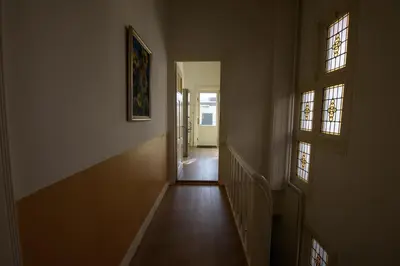 an empty hallway with two windows and a hallwayngthngthngthngthngthngthngth at City House Hoorn in Hoorn