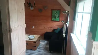 a living room with a couch and a table at boerenskuur De Bedstee groen in Assendelft
