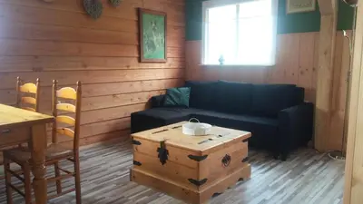 a living room with a couch and a table at boerenskuur De Bedstee groen in Assendelft