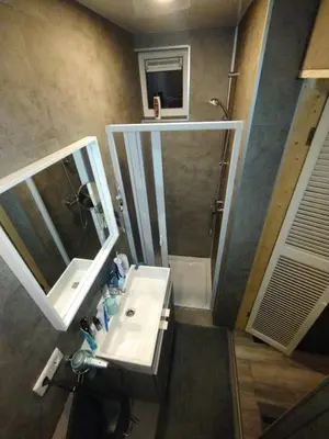 a bathroom with a sink and a mirror at Tuinhuisje in het groen in Almere