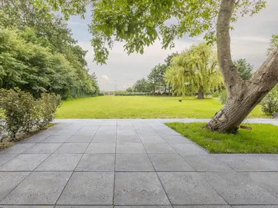 a walkway with a tree in a park at De Duinlopers - Studio appt Bries - Strand, duinen en nabij cultuur steden in Castricum